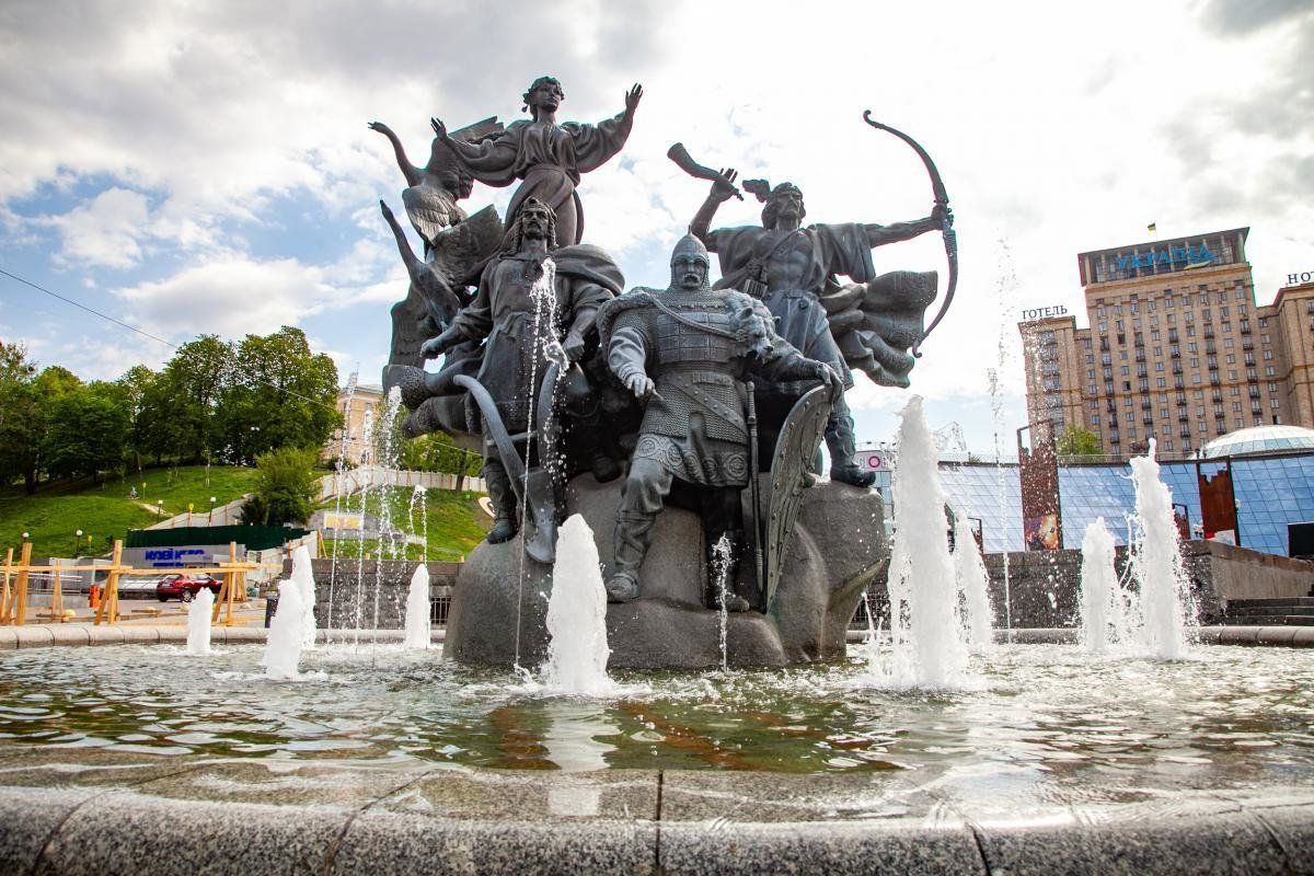 У Києві в один з фонтанів підлили миючий засіб: фото, відео