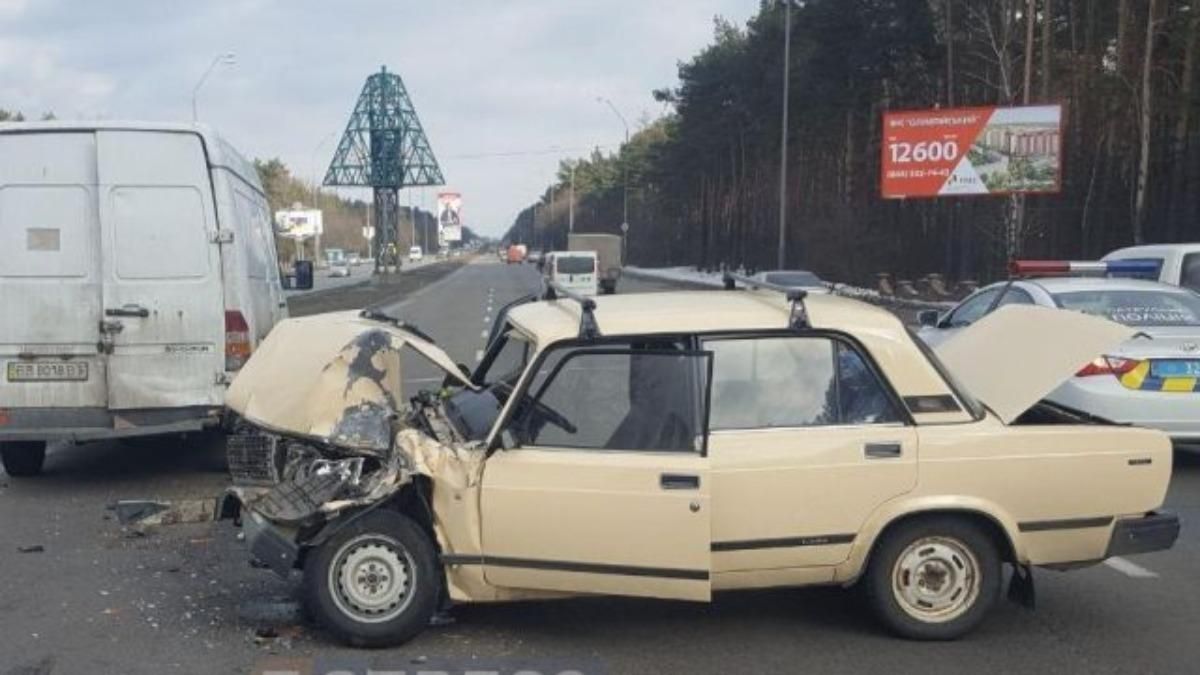 На Харківщині жигуль в'їхав у ГАЗель: є загиблі – відео