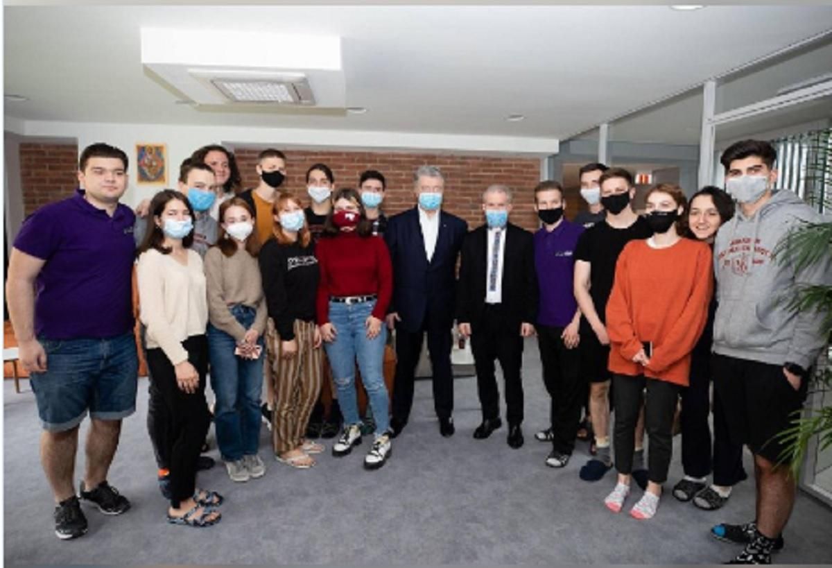 Порошенко у Львові відвідав УКУ: це одні з найкращих стін, які "будують" найкращих людей Порошенко у Львові відвідав УКУ: це одні з найкращих стін, які "будують" найкращих людей