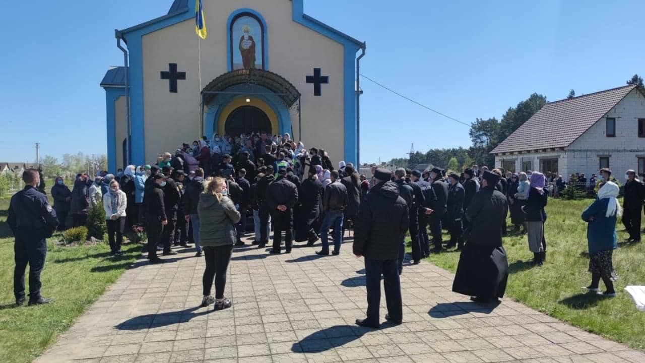 Религиозный конфликт в Ровенской области: в ПЦУ заявляют о титушках и заговоре полиции с УПЦ МП