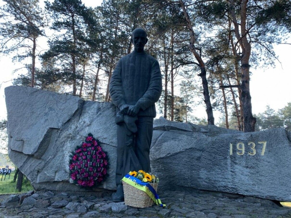 Президент Зеленский почтил память жертв политических репрессий