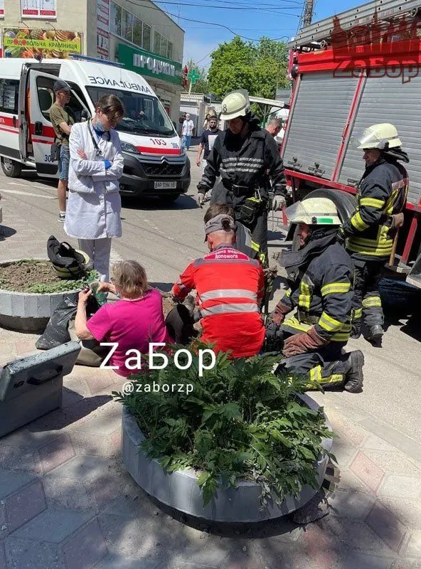 Швидка біля лікарні Швидка біля лікарні