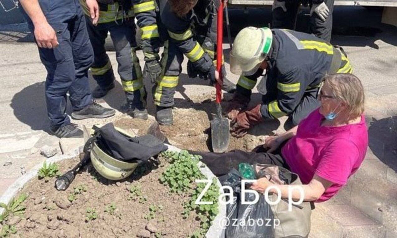 В Запорожье под женщиной провалился тротуар и она упала в пропасть В Запорожье под женщиной провалился тротуар и она упала в пропасть