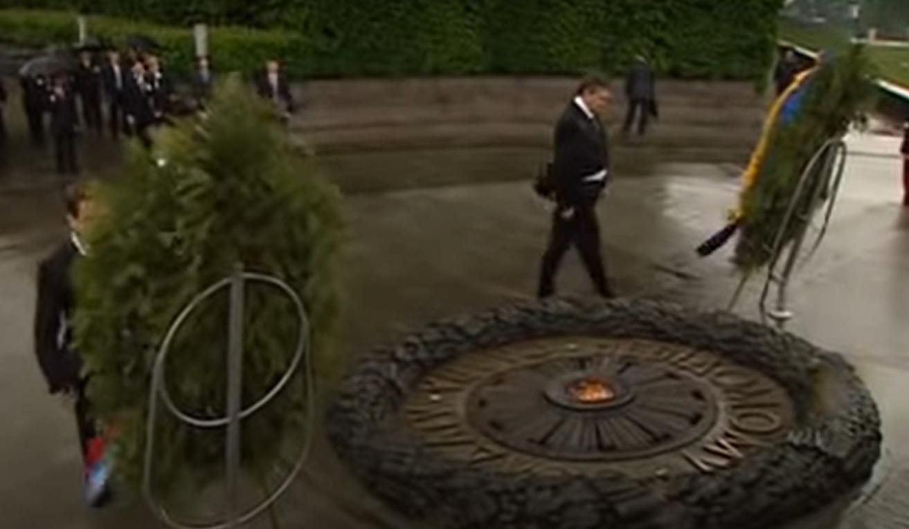 Янукович і вінок: річниця епічного відео з вінком Янукович і вінок: річниця епічного відео з вінком