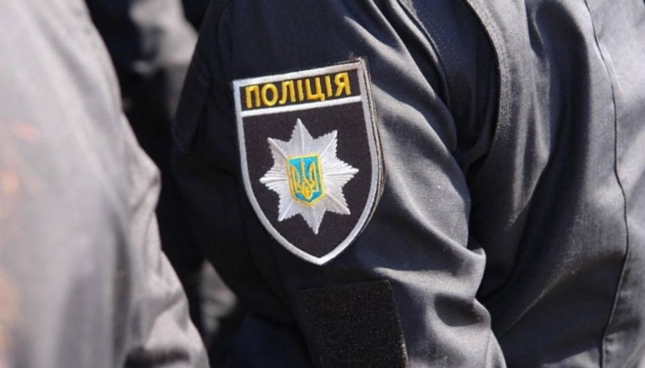 В Виннице мужчина набросился на 2 прохожих и порезал их ножом В Виннице мужчина набросился на 2 прохожих и порезал их ножом