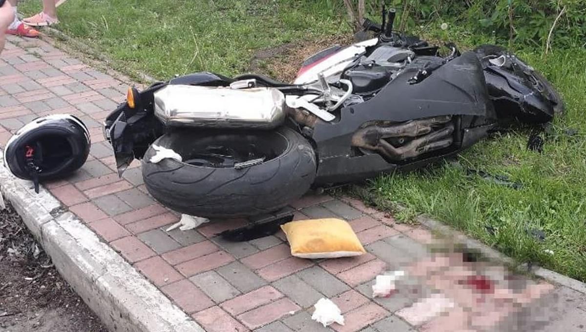 Под Киевом мотоциклист влетел в фургон Под Киевом мотоциклист влетел в фургон