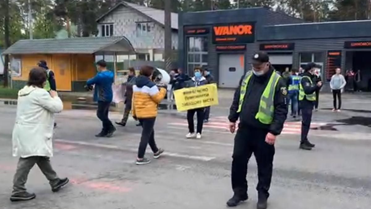 Під Києвом люди перекрили Варшавську трасу Під Києвом люди перекрили Варшавську трасу