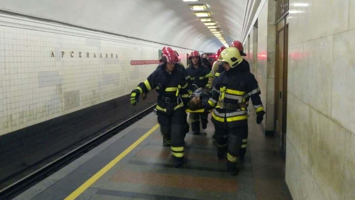 У Київському метро пасажир потрапив під поїзд, кілька станцій зачинено