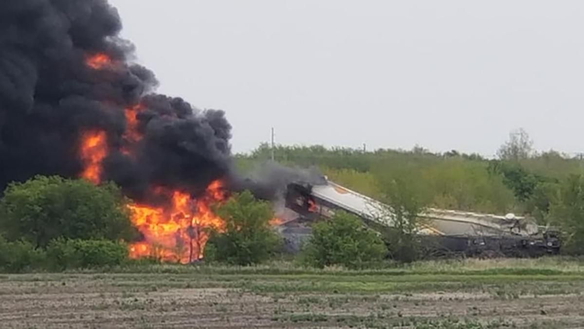 В США поезд с химикатами сошел с рельсов и загорелся: видео В США поезд с химикатами сошел с рельсов и загорелся: видео