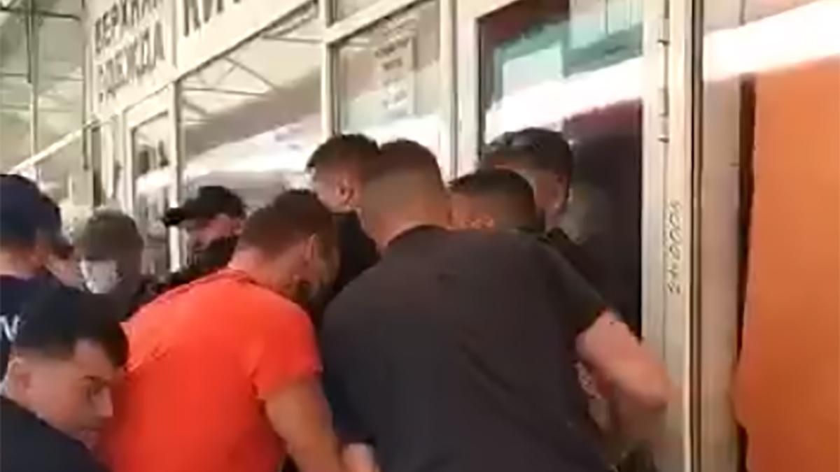 Заворушення на Барабошово у Харкові: охорона АВЕК заважає працювати Заворушення на Барабошово у Харкові: охорона АВЕК заважає працювати