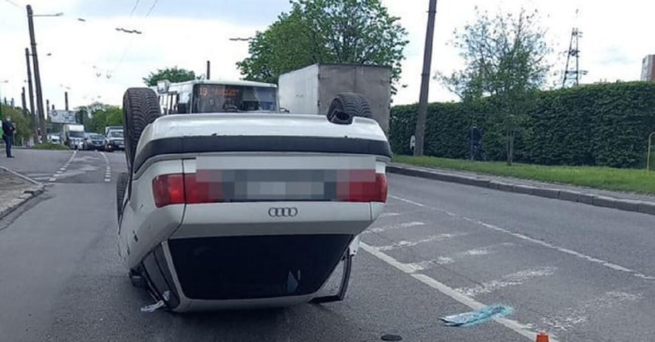 Заснула за кермом: у Львові авто 55-річної водійки врізалось в дерево і перекинулось – відео Заснула за кермом: у Львові авто 55-річної водійки врізалось в дерево і перекинулось – відео