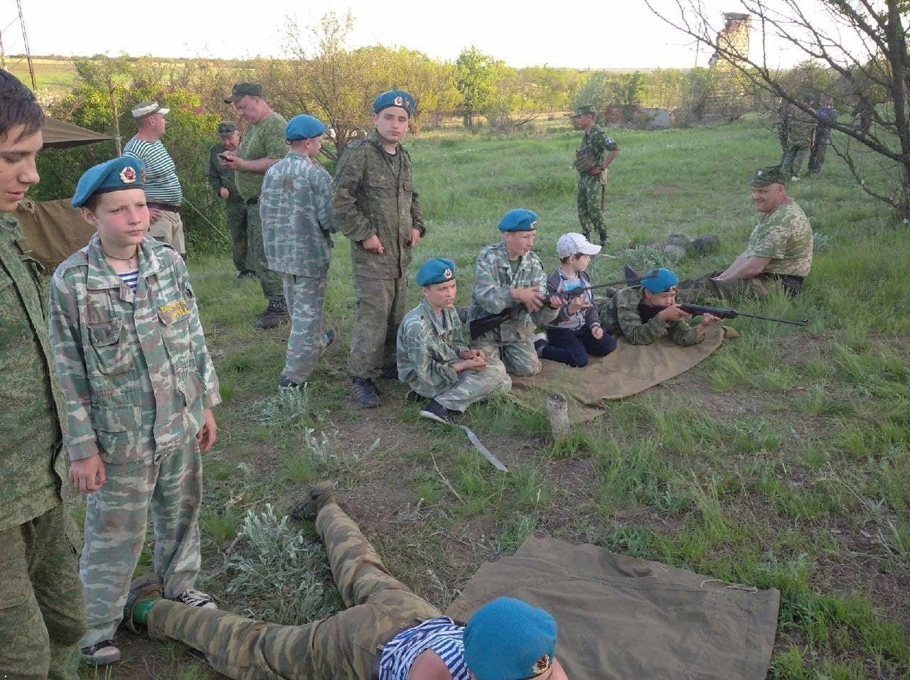 Обурливі фото військових тренувань Юнармії в Донецьку