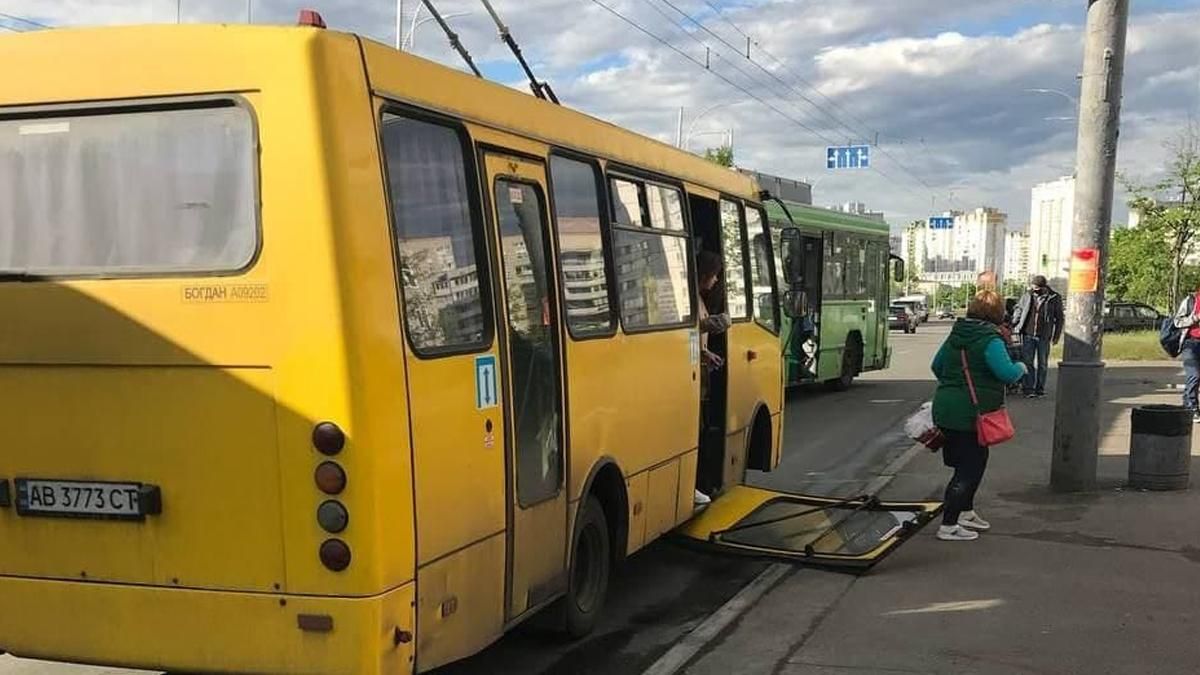 У Києві на Троєщині маршрутка загубила двері: фото