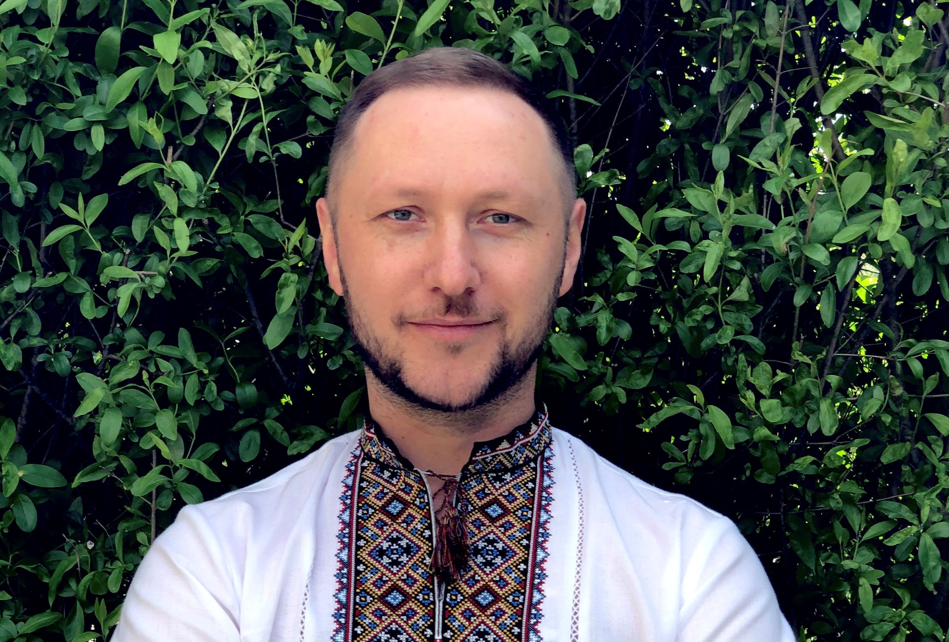 Юрий Синенький живет и работает в Варшаве