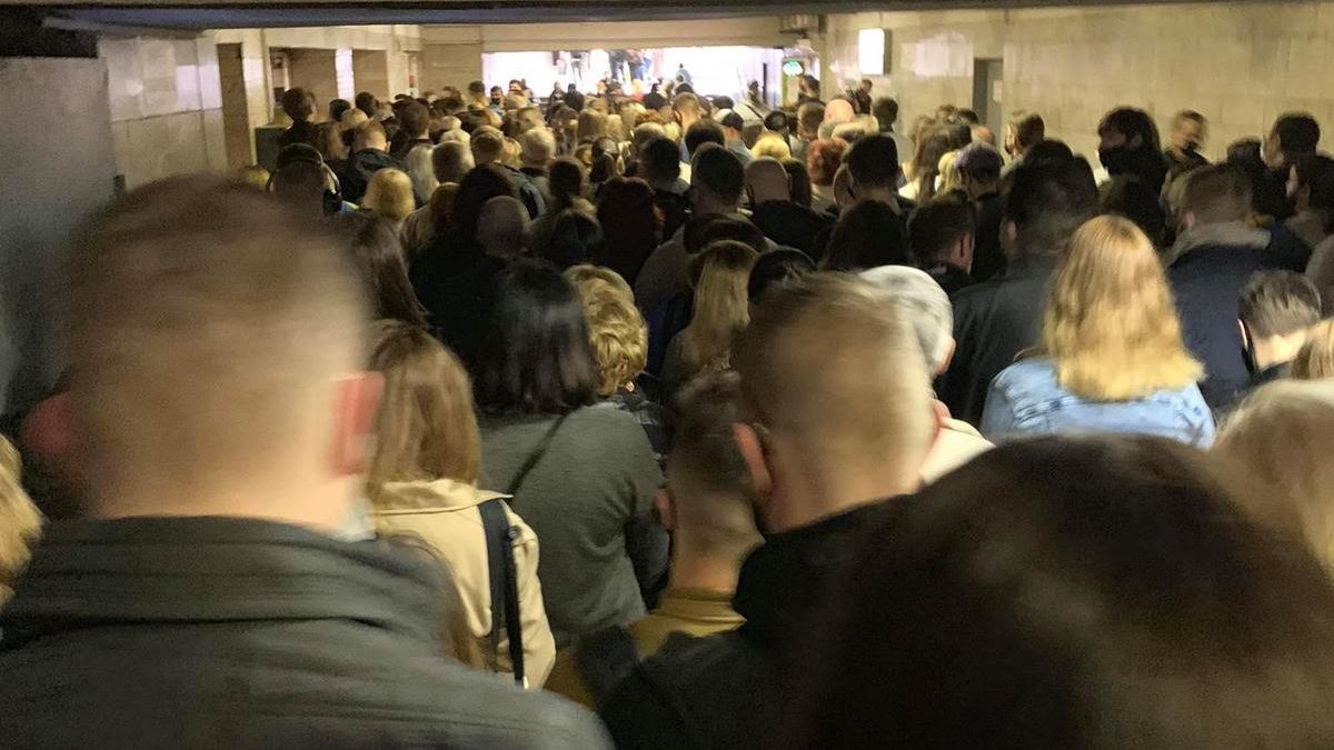 На станції метро Позняки у Києві утворився величезний натовп