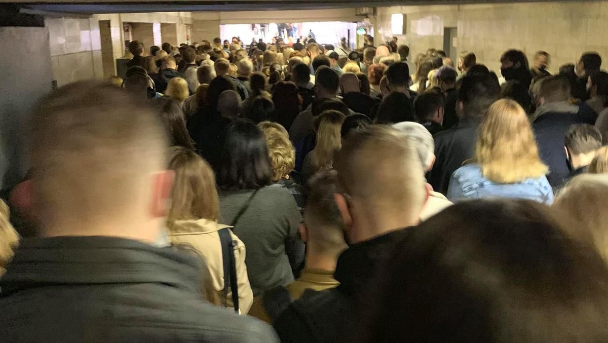 На станции метро Позняки в Киеве образовалась огромная толпа