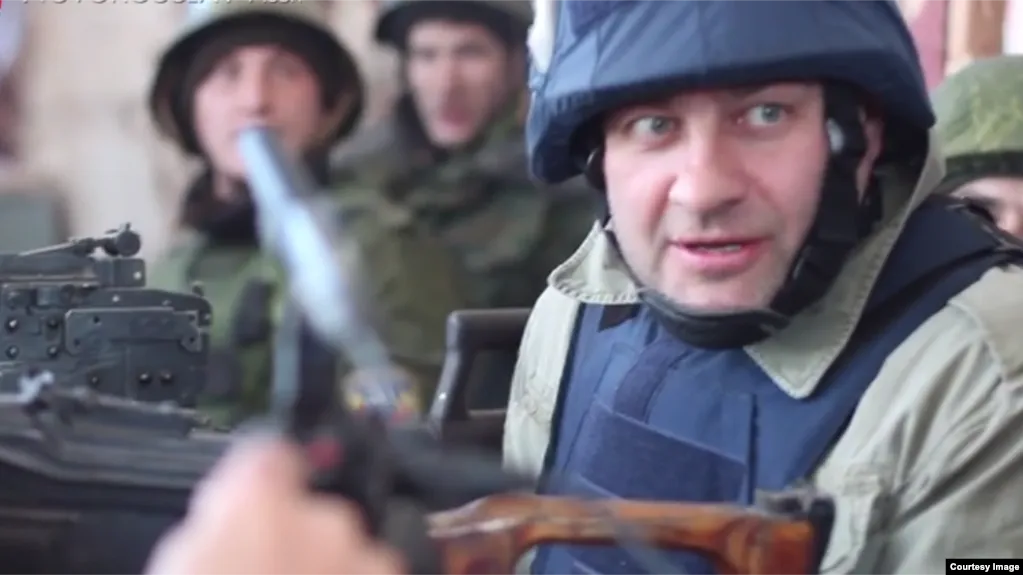 Михайло Пореченков зі зброєю в Донецьку