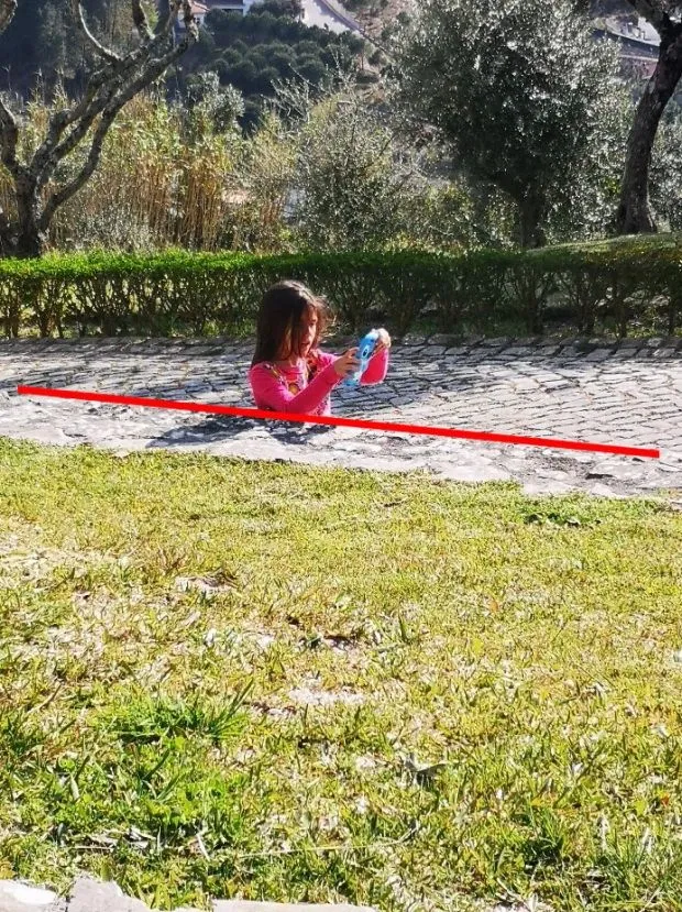 Мережу спантеличила фотографія дівчинки, яка застрягла на тротуарі Мережу спантеличила фотографія дівчинки, яка застрягла на тротуарі
