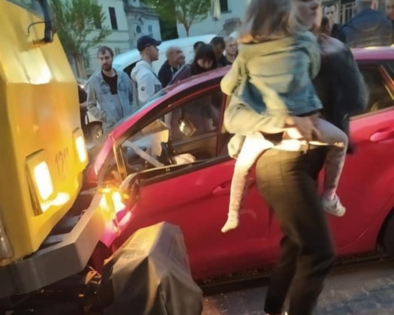 Пытались проскочить: во Львове авто семьи из 3-летним ребенком зажало между трамваями - видео 