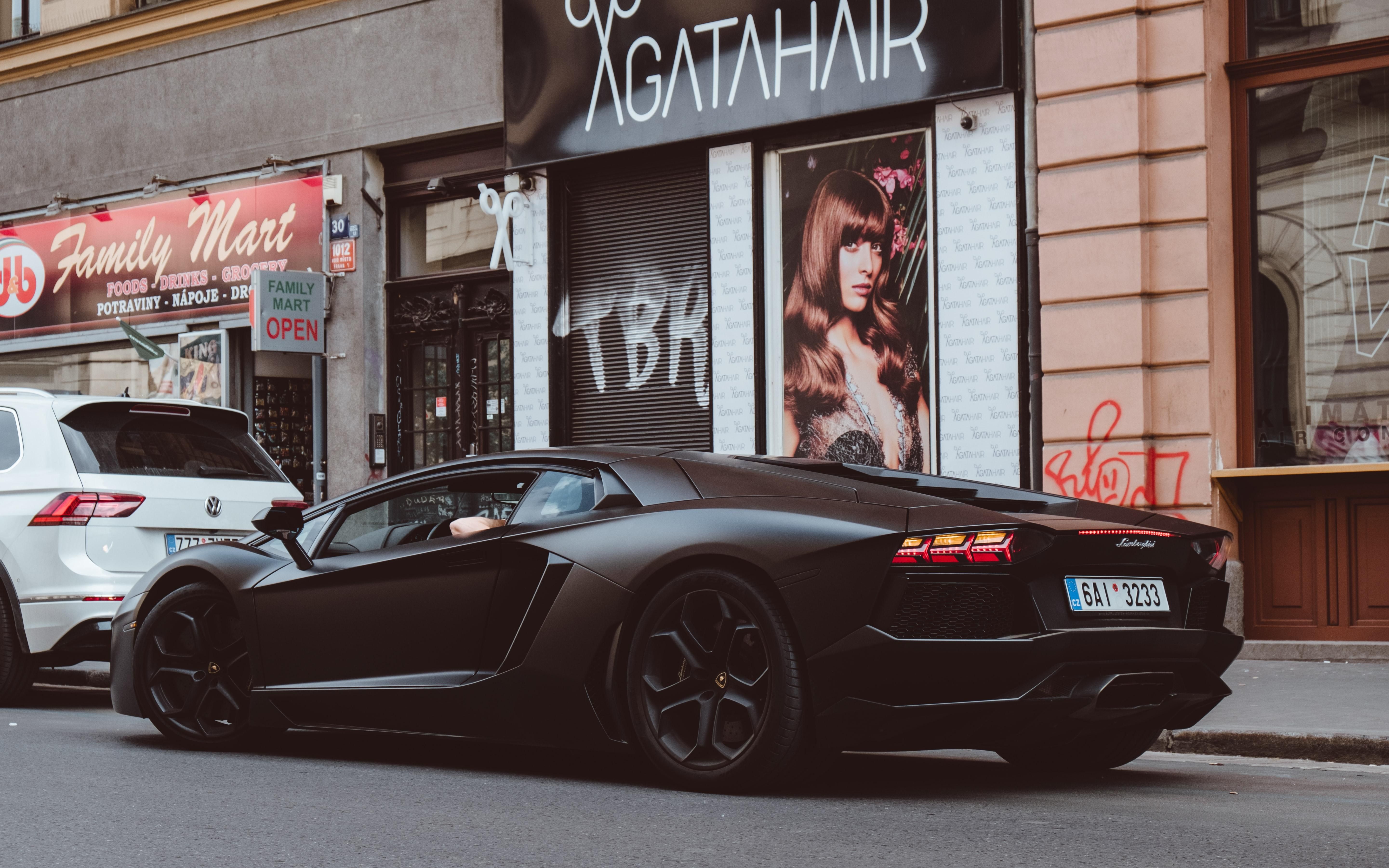 Lamborghini представить свій перший електромобіль