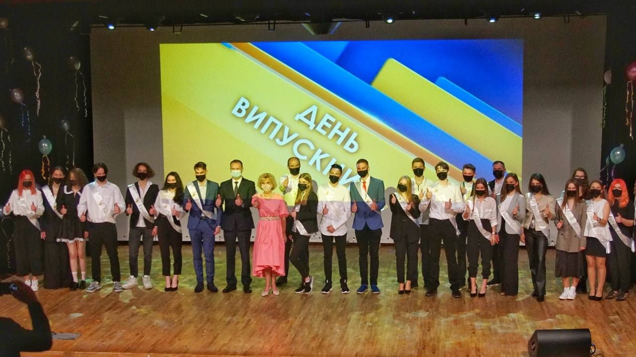 Останній дзвоник: свято влаштували для випускників у Києві – фото Останній дзвоник: свято влаштували для випускників у Києві – фото