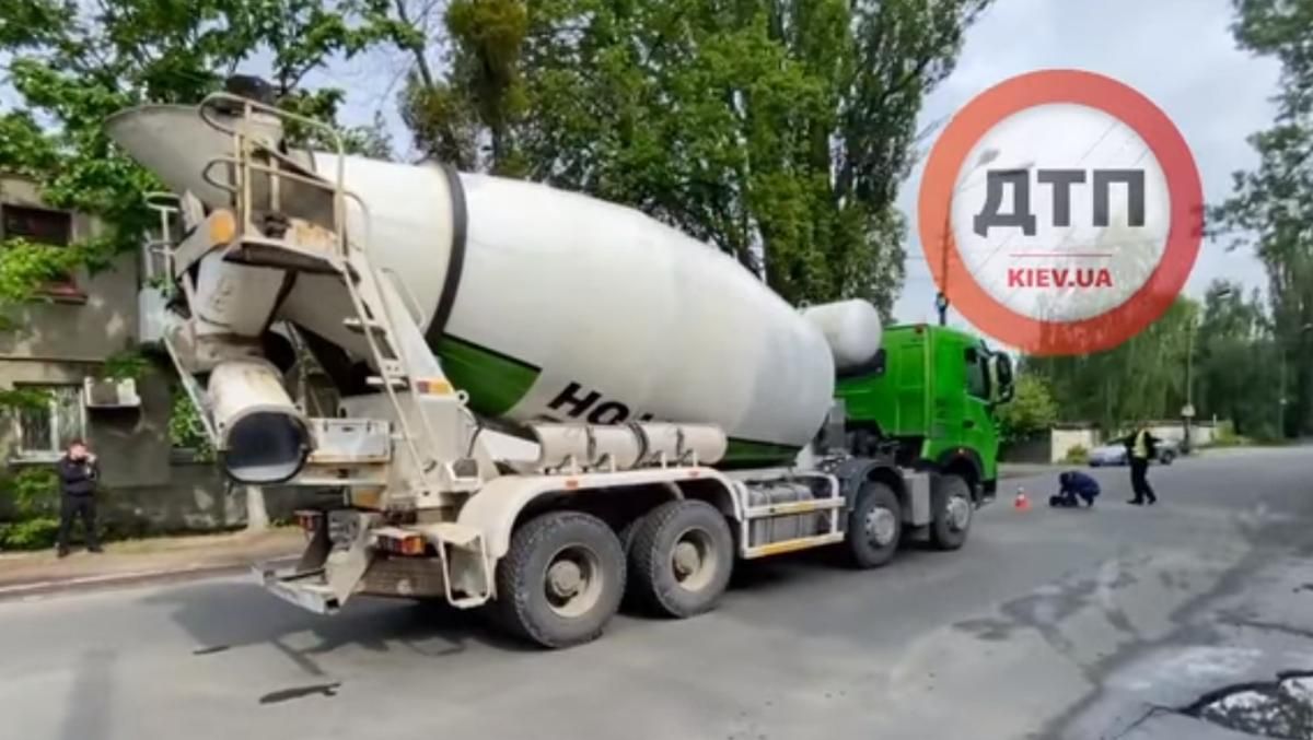 У Києві бетоновоз переїхав 14-річну дівчинку, вона вижила У Києві бетоновоз переїхав 14-річну дівчинку, вона вижила
