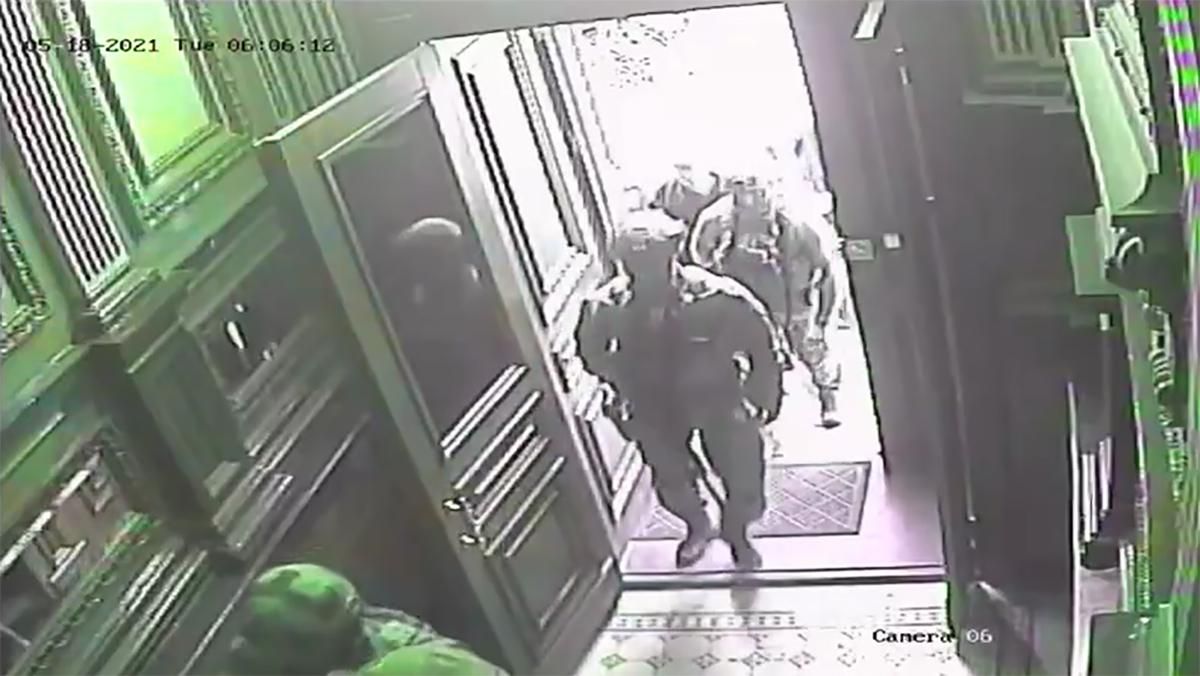 Появилось видео обысков в доме Кличко Появилось видео обысков в доме Кличко