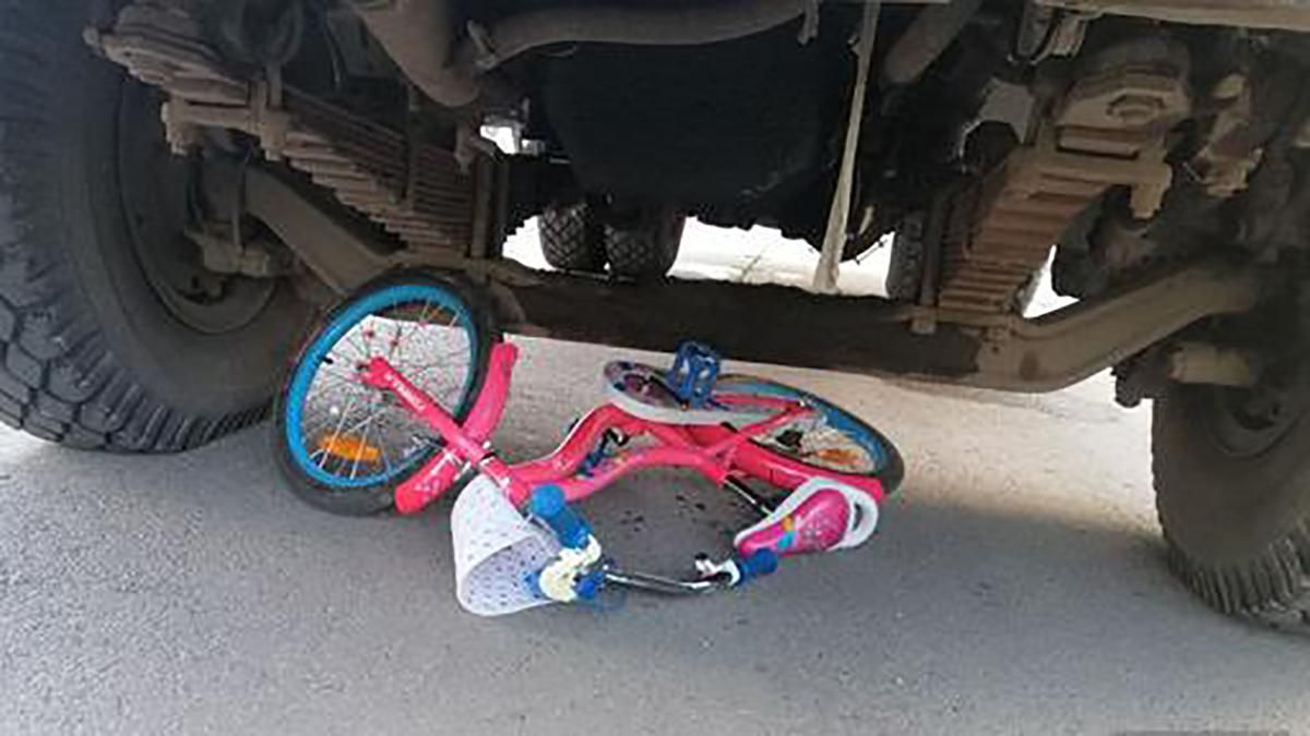 У Кривому Розі сміттєвоз збив маленьку дівчинку на велосипеді