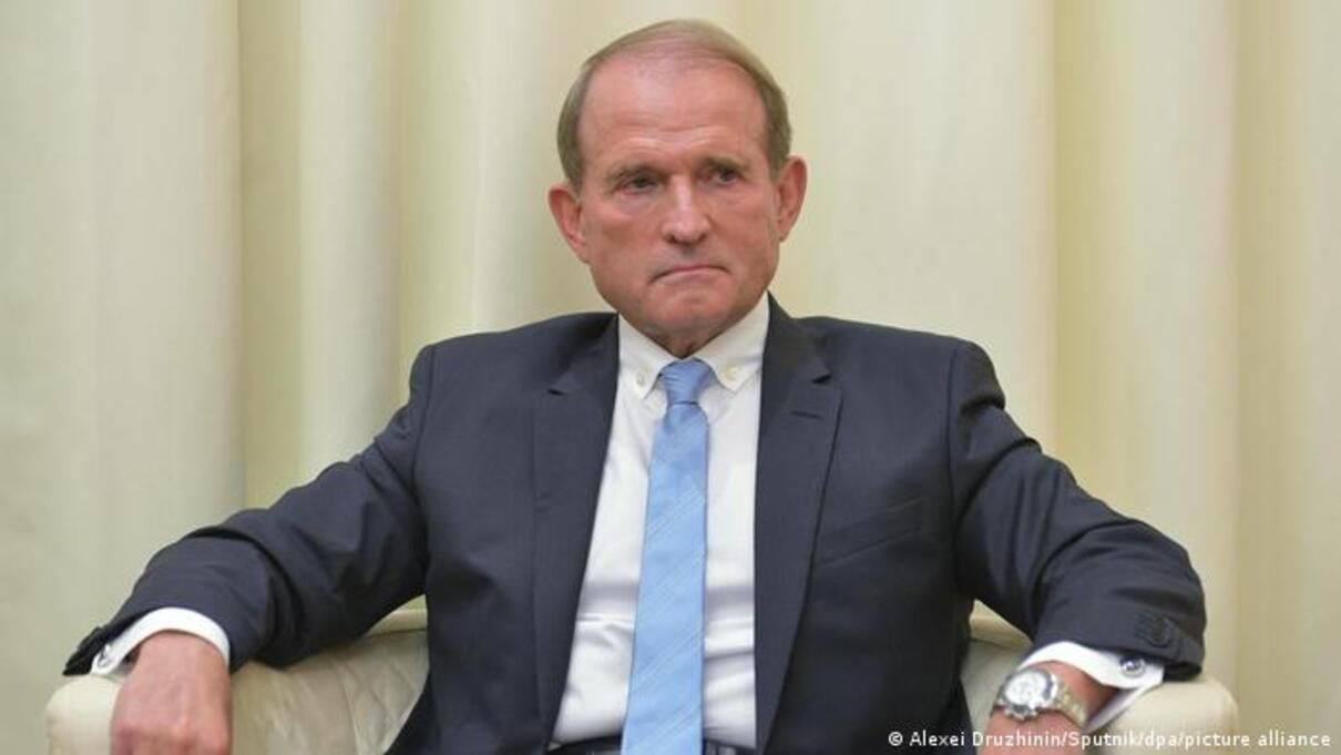 Медведчук таки здав закордонний та дипломатичний паспорти Медведчук таки здав закордонний та дипломатичний паспорти