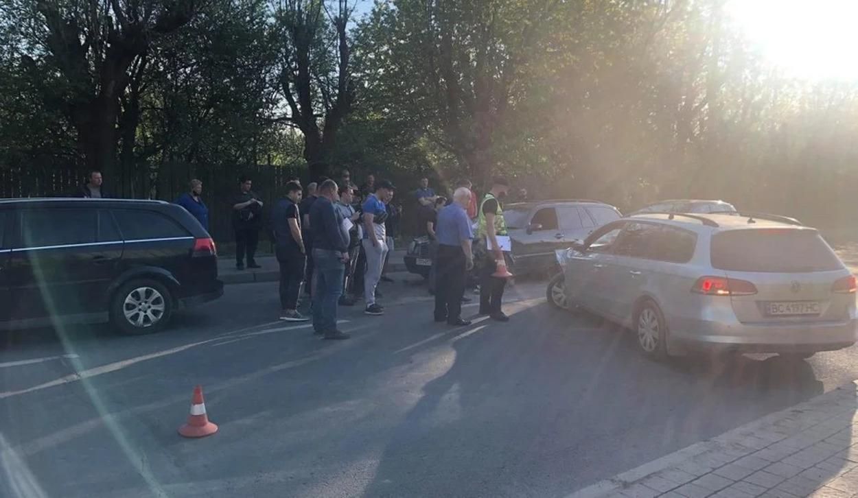 Во Львове пьяный ексмилиционер разбил 4 автомобиля: эпические фото и видео