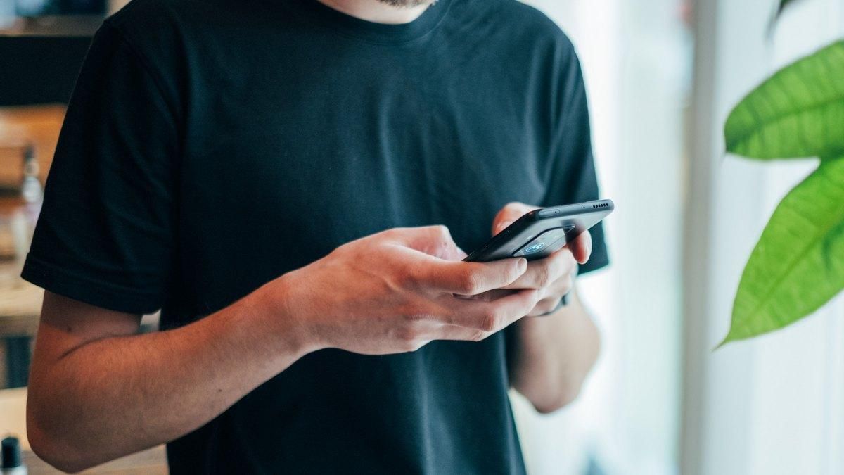 Ваш палець долає тисячі кілометрів, гортаючи соцмережі на смартфоні Ваш палець долає тисячі кілометрів, гортаючи соцмережі на смартфоні