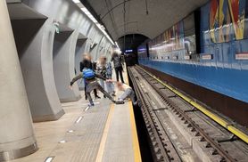 У Варшаві зупинили лінію метро: на колію впав напівголий українець – фото