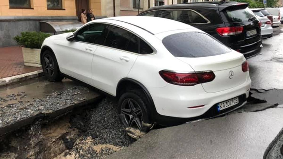 У Києві на Іллінській, 8 після дощу провалився асфальт й Mercedes У Києві на Іллінській, 8 після дощу провалився асфальт й Mercedes