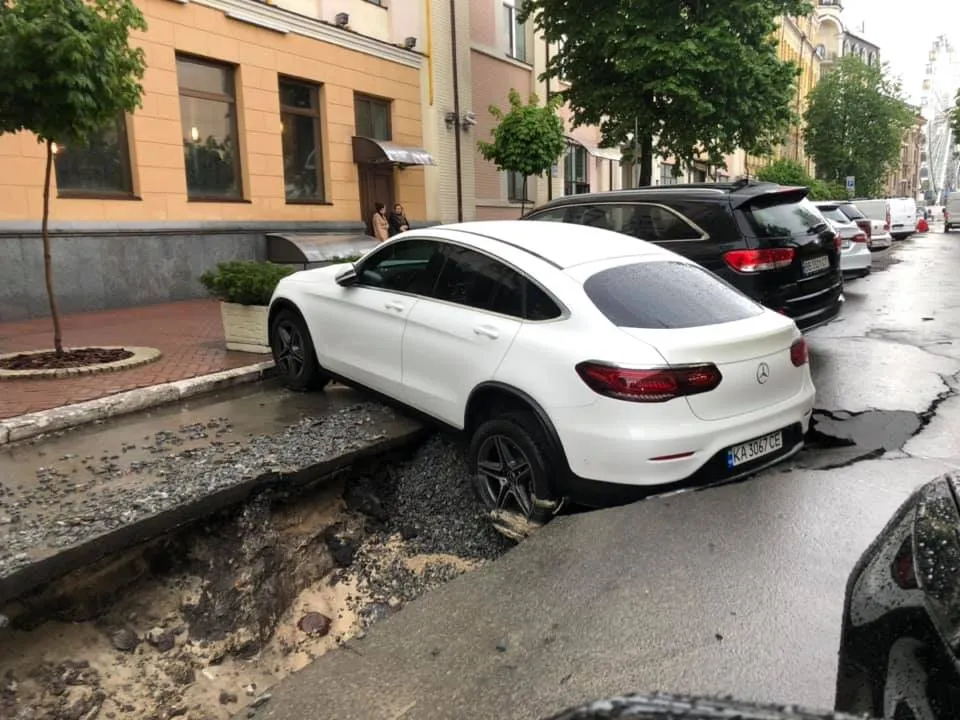 У Києві на Подолі після дощу провалився асфальт, а з ним й Mercedes