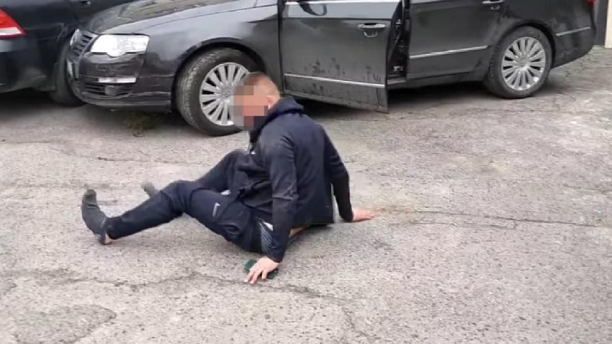 Потерял обувь и не мог идти: видео с пьяным водителем в Виннице
