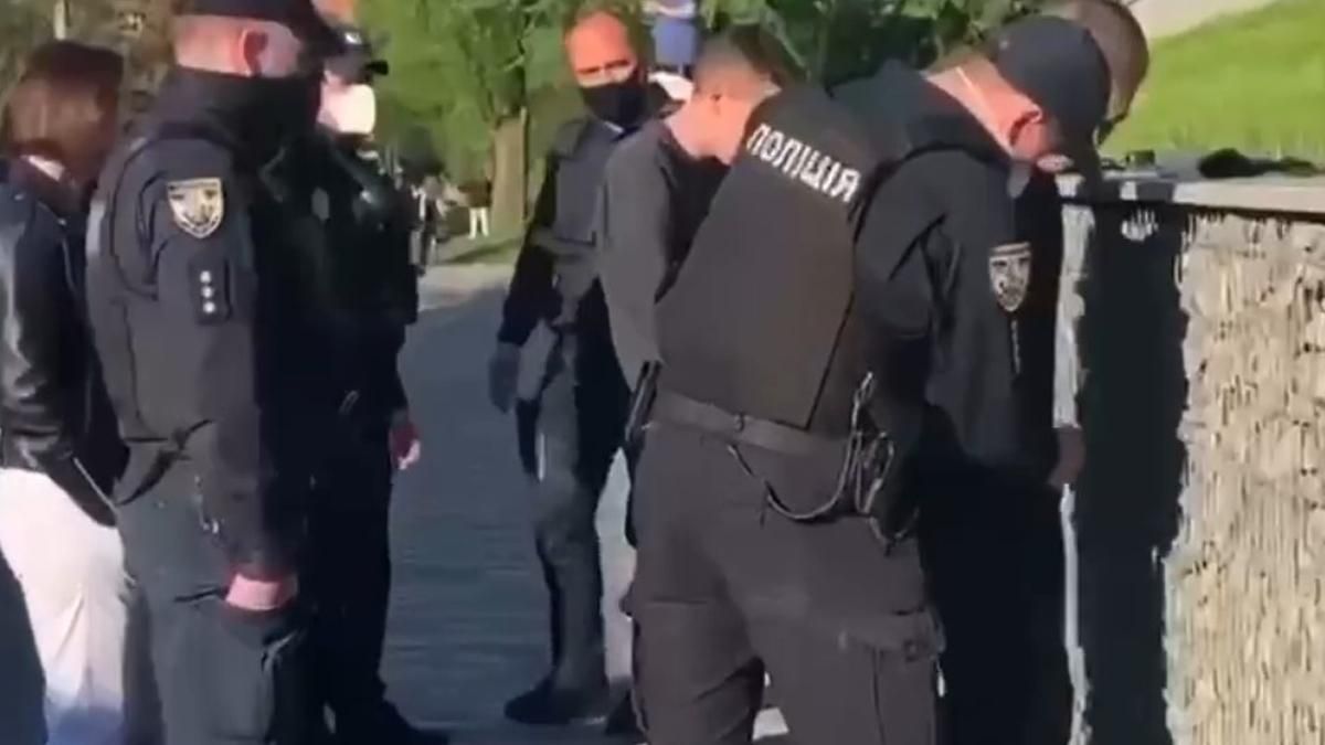 Дал по затылку: в Киеве полицейский грубо обыскал юношу Дал по затылку: в Киеве полицейский грубо обыскал юношу