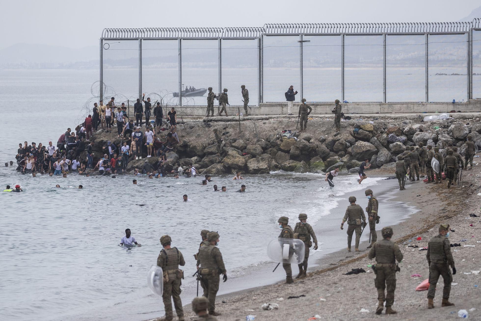 Испания стягивает войска к границе с Марокко из-за мигрантов
