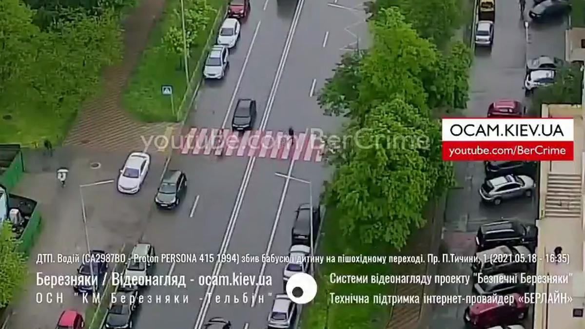 У Києві на пішохідному переході легковик збив жінку з онуком