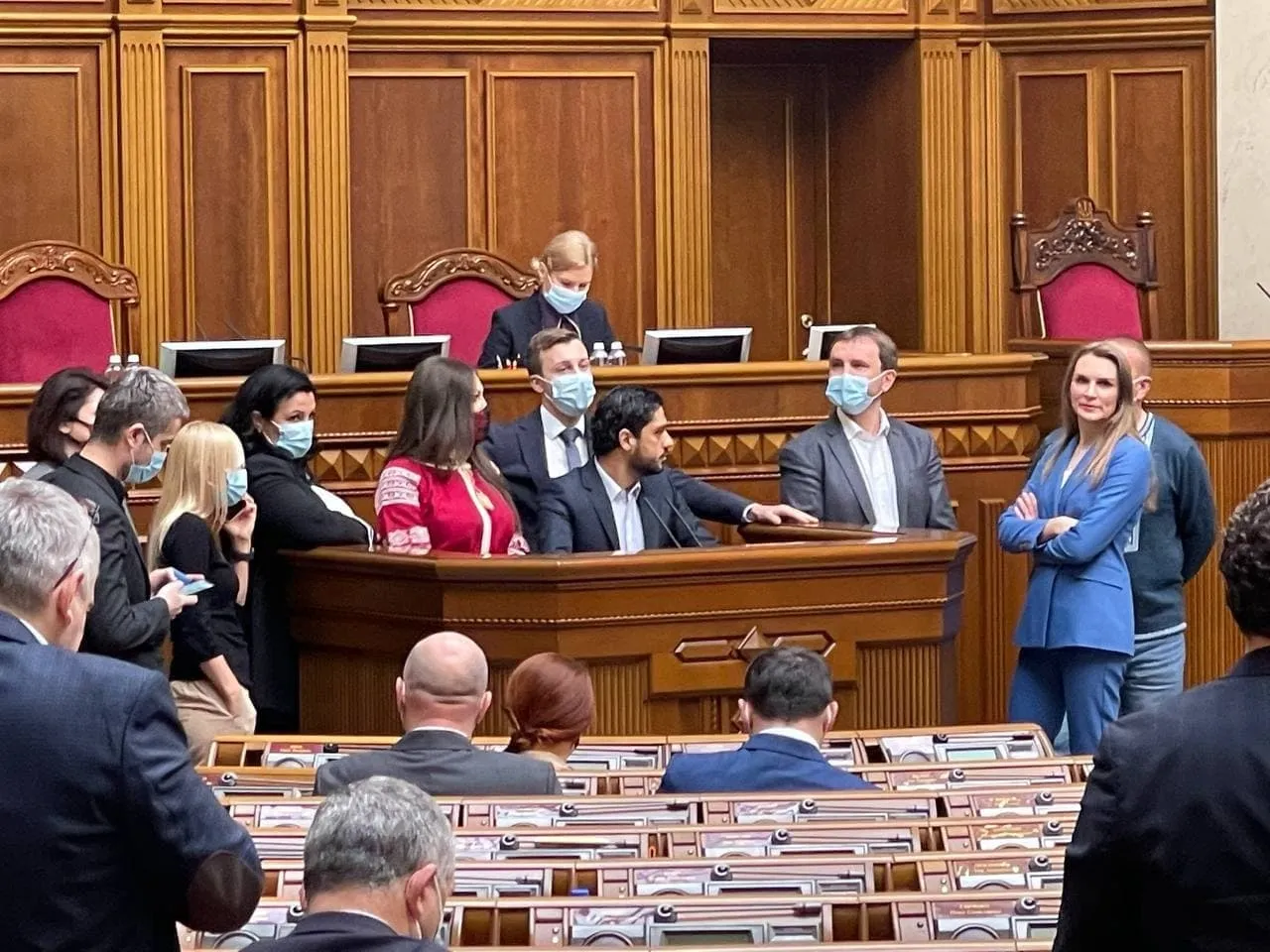 Нардепи заблокували трибуну Нардепи заблокували трибуну