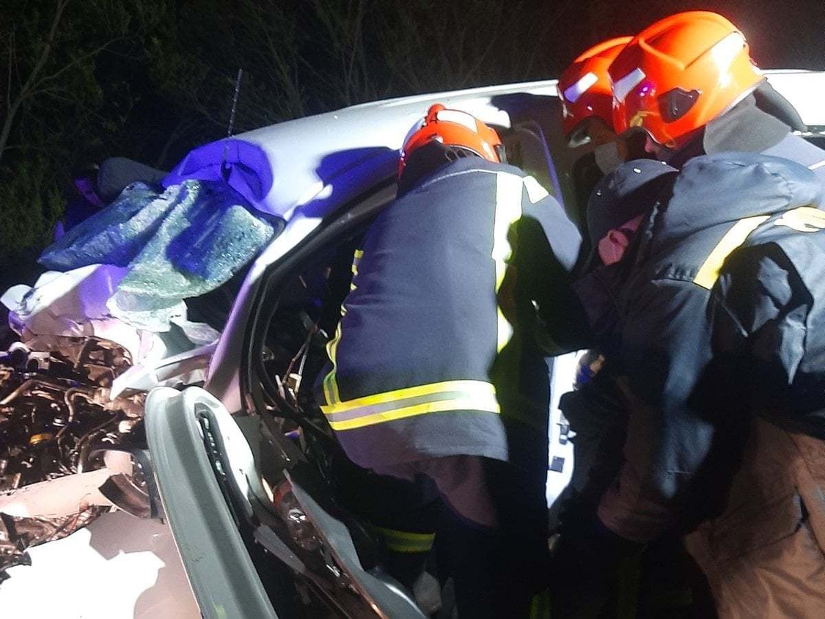 На трассе Киев - Чоп 18.05.2021 столкнулись 2 легковушки и грузовик: погибли 2 человека - фото На трассе Киев - Чоп 18.05.2021 столкнулись 2 легковушки и грузовик: погибли 2 человека - фото