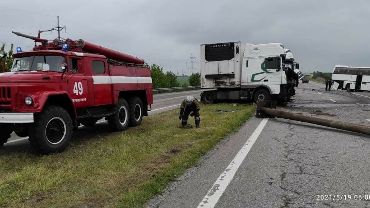 На трасі біля Дніпра сталася потрійна ДТП: автобус та 2 вантажівки На трасі біля Дніпра сталася потрійна ДТП: автобус та 2 вантажівки