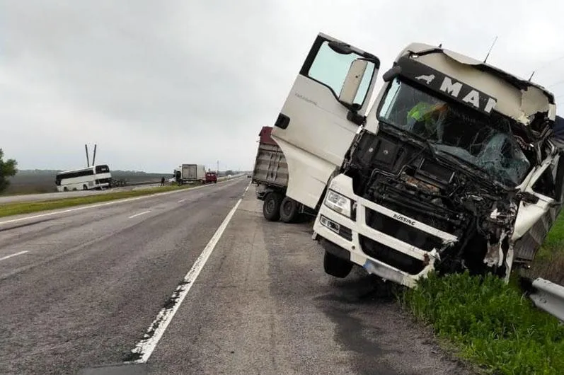 ДТП Новомосковськ автобус і 2 фури водій в реанімації