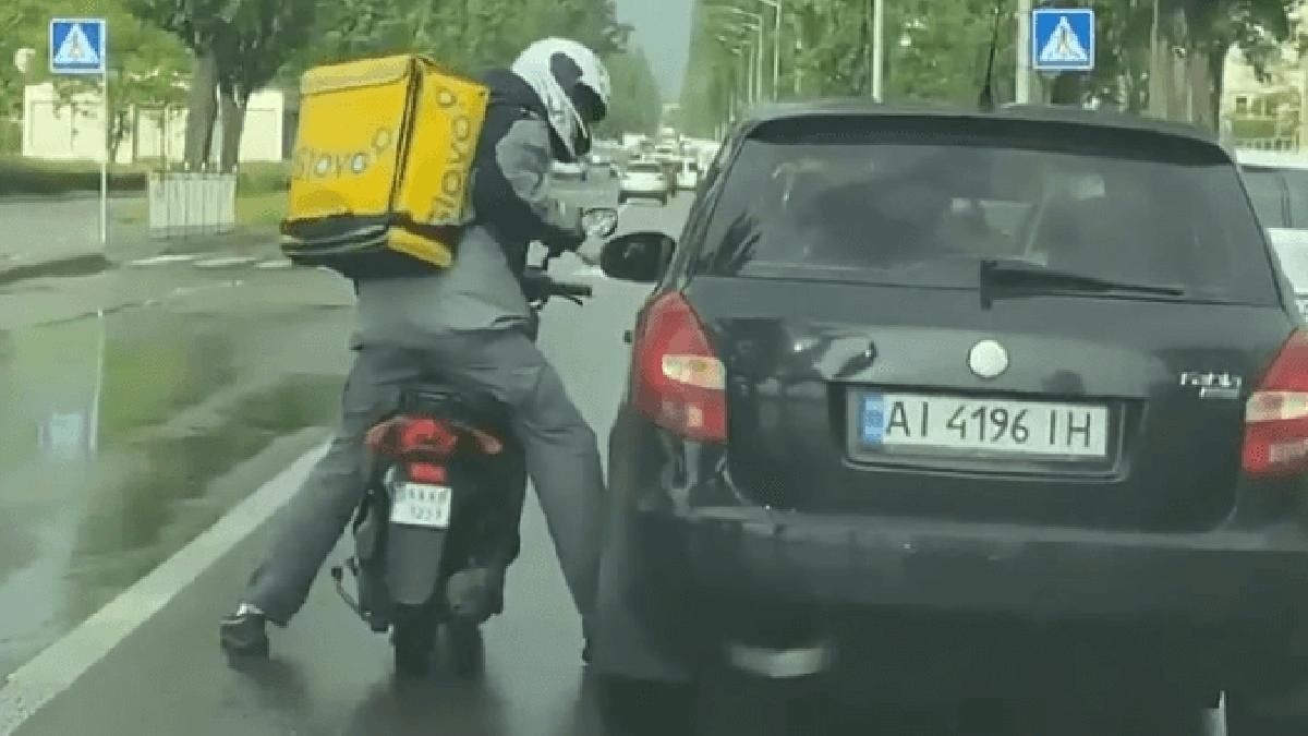 На Березняках у Києві кур'єр Glovo побився з водієм легковика На Березняках у Києві кур'єр Glovo побився з водієм легковика