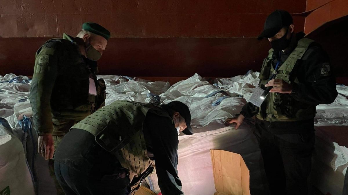 У Миколаєві третю добу розвантажують рекордну партію контрабанди У Миколаєві третю добу розвантажують рекордну партію контрабанди