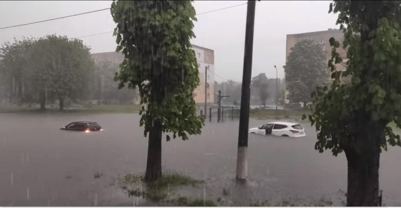 Затопило дома, улицы и авто: в Червонограде свирепствовала непогода - фото