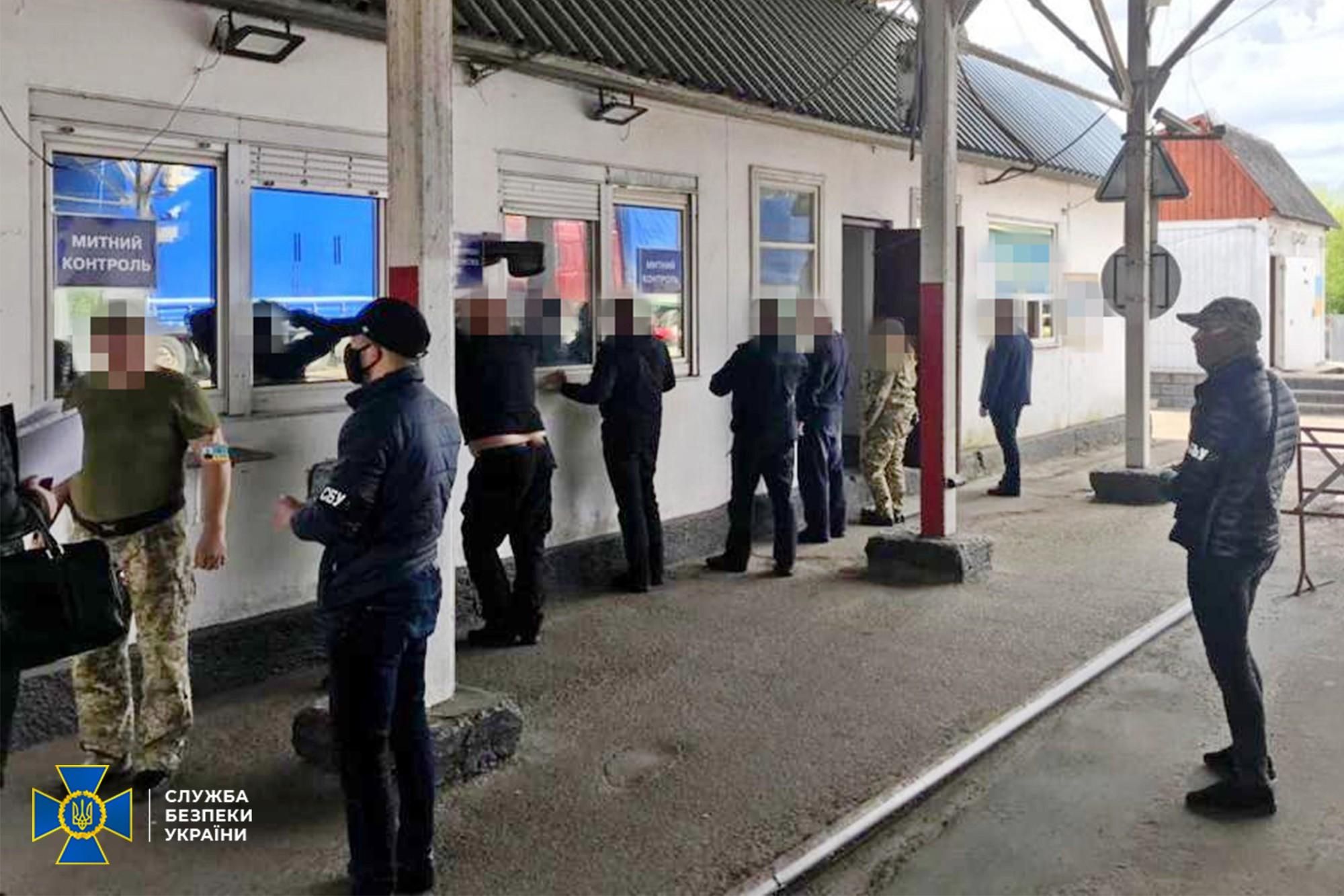 СБУ разоблачила на Волыни взяточников: помогали ввозить евробляхы СБУ разоблачила на Волыни взяточников: помогали ввозить евробляхы
