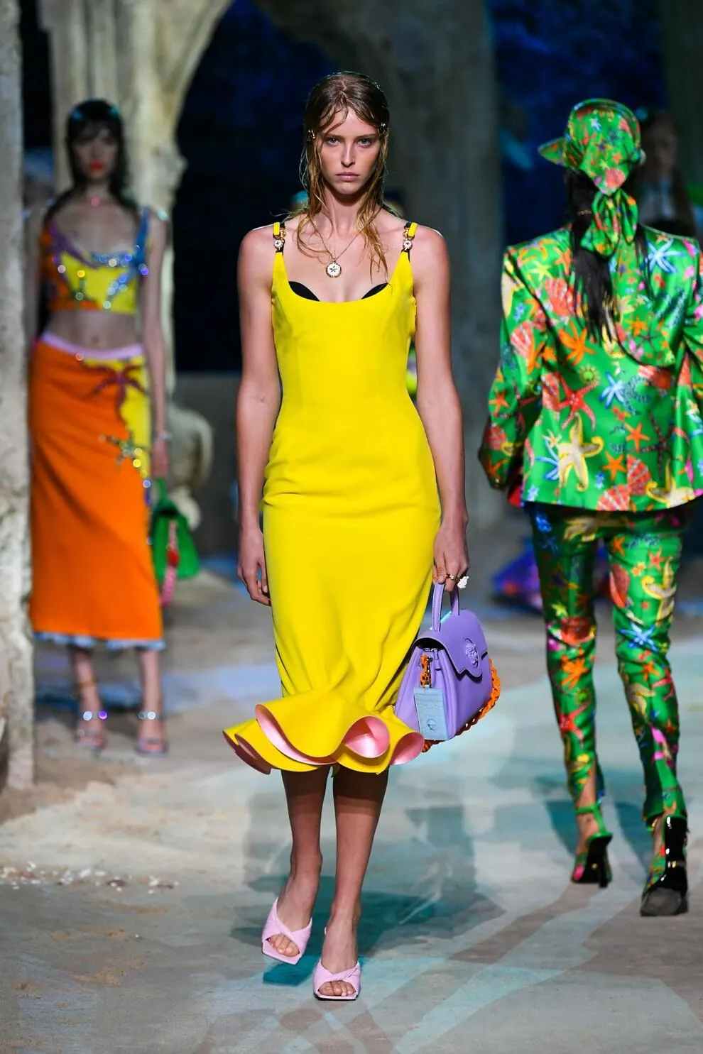 Вбрання жовтого кольору з колекції весна – літо 2021
