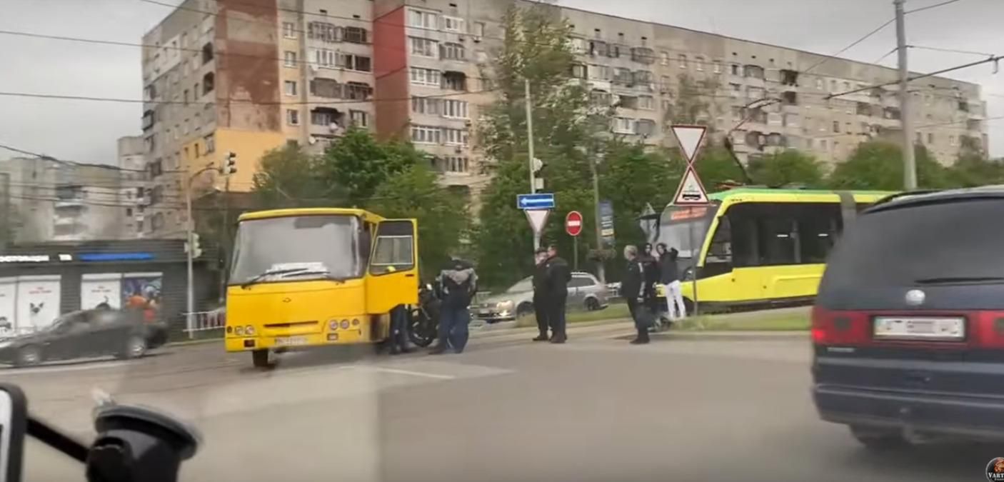 Во Львове 18.05.2021 столкнулись маршрутка и мотоцикл: видео 