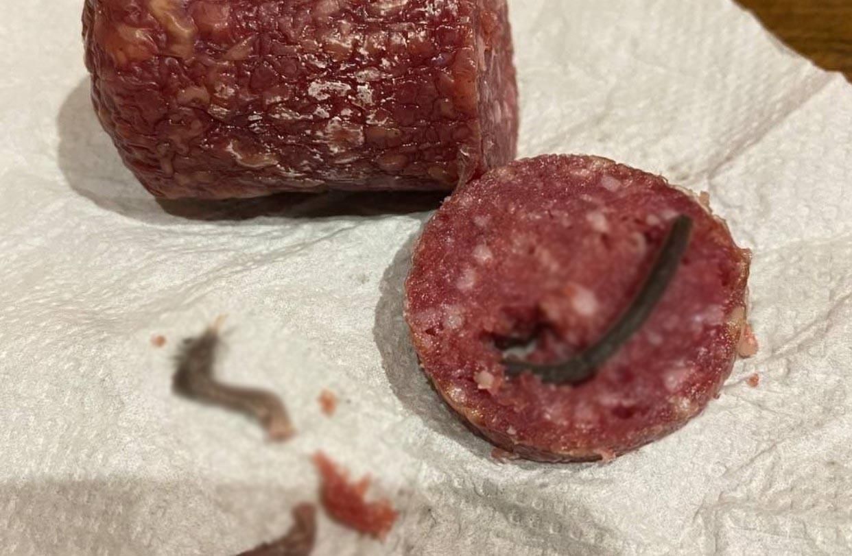 У Житомирі в ковбасі знайшли щурячі лапи та хвіст У Житомирі в ковбасі знайшли щурячі лапи та хвіст