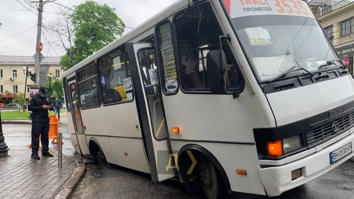 В центре Одессы образовался провал в асфальте: фото В центре Одессы образовался провал в асфальте: фото